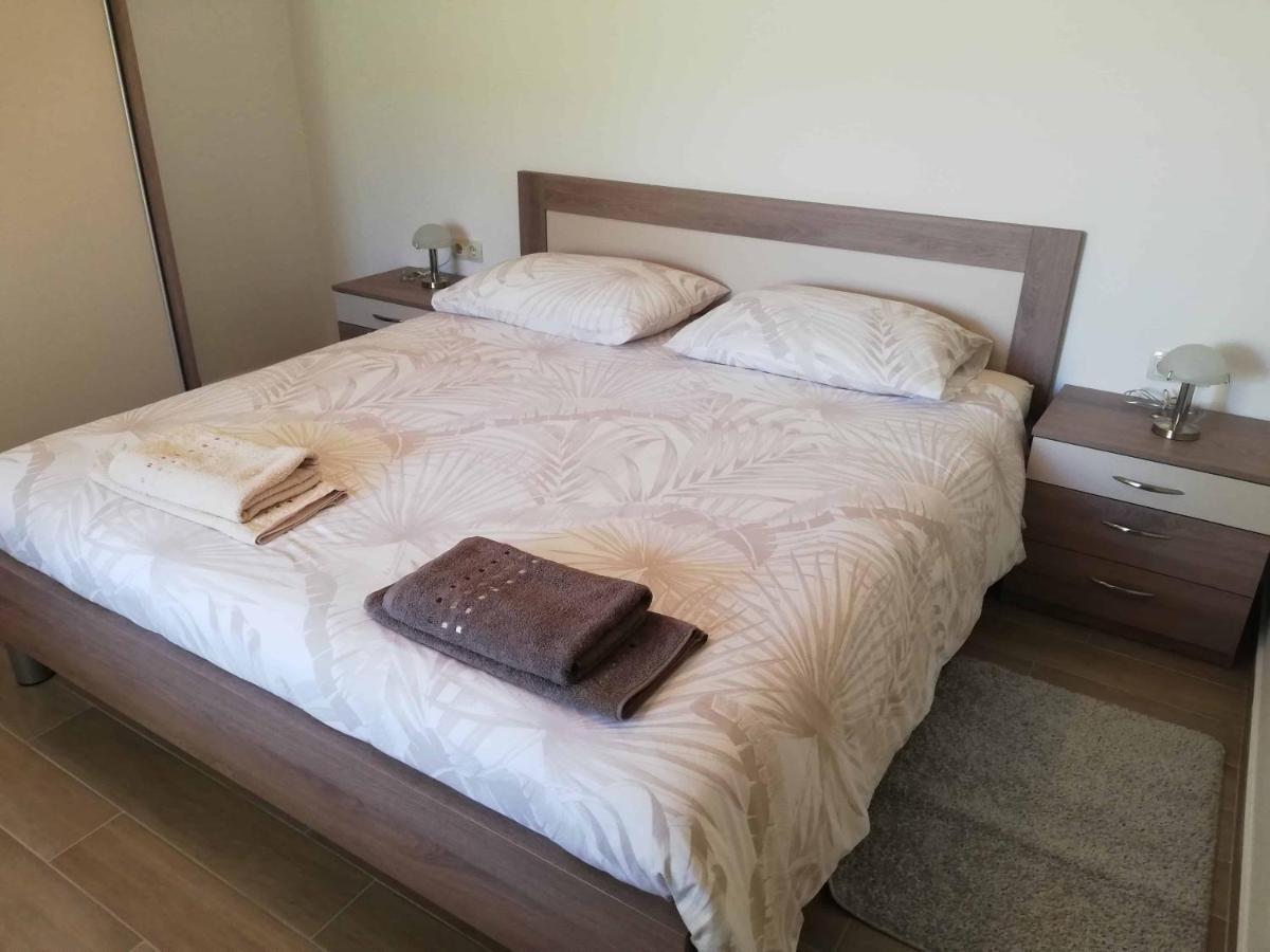 Apartments Sandra Palit Екстериор снимка